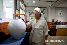 흰색의 정수, 달을 품은 백자