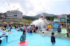 [여기어때] 산청 ‘동의보감촌 숲속수영장’서 무더위 날려 보내요