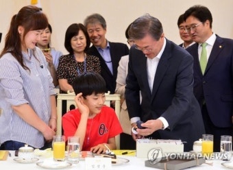 문재인 대통령, 가습기 살균제 피해자 청와대 초청해 '공식 사과'