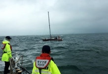 암초 걸려 좌초된 요트, 해경에 구조