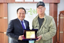 개그맨 전유성 ‘어슬렁 대추공원’ 최우수상...군위군 명칭 공모전서