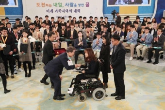 미래 과학자와 손잡은 문 대통령