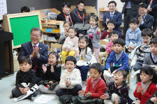 문재인 대통령 “국공립 어린이집 매년 450개씩 늘릴 것”