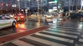 퇴근길에 창원 도심서 상수도관 터져 물난리 ‘정체’