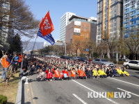 [영상] STX조선 노조, 더불어민주당 경남도당 당사 기습 점거