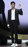 유노윤호, 긴장 가득한 손인사