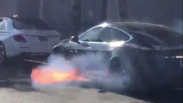 美 배우 메리 매코맥 ‘운행중 테슬라 차량 불’ 동영상 공개