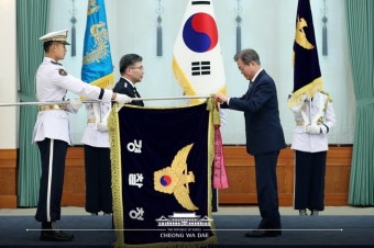 경찰청 깃발에 수치 달아주는 문 대통령
