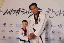 “우리는 태권도로 하나되는 세상을 꿈꾸는 태권도 가족”