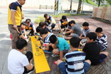 1365(1년 365) 안전하세요?…김해시, 초등학교 앞 횡단보도 노란발자국 설치