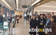 [르포] 닻 올린 현대百면세점…첫날부터 中관광객 ‘북적