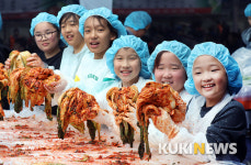 김장 담그기 체험하는 어린이들 2018 평창고랭지김장축제