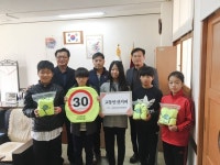 수성구 만촌1동 안전마을만들기협의회, 어린이 가방 안전덮개 전달