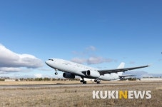 공군 첫 공중급유기 김해공항 도착 … 내달 실전 배치