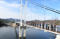 김천 부항댐 국내 최장 출렁다리 완공…성인 1400명 동시 이용 가능