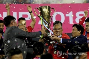 '스즈키컵 우승' 박항서 베트남 축구대표팀 포상금 릴레이