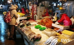 신(新)·구(舊) 갈라진 노량진 수산시장…새해 소망은 같았다 [르포]