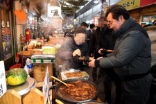 [순간포착] 시장서 떡볶이 먹는 이낙연 총리