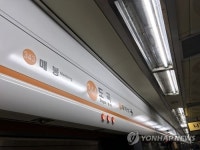 지하철 3호선 도곡역서 열차 출입문 고장…운행 지연