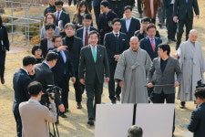 [포토] 공공건축 디자인 우수...경북 영주 찾은 이낙연 국무총리