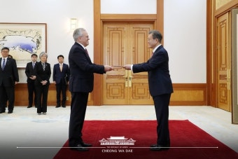 문 대통령, 주한 도미니카공화국 대사 신임장 제정
