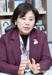 [쿠키인터뷰] 남인순 의원 “文정부 다를 거란 기대감, 20대 여성 지지율 높였다”