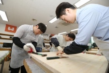 포항제철소 직원들, 손수 제작한 목공예품 기증