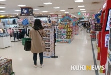 “팬심과 상술 사이”…방탄소년단 ‘피규어’ 내놓은 이마트, 첫날 ‘썰렁’