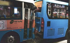 부산서 마을버스·시내버스 충돌…승객 29명 부상