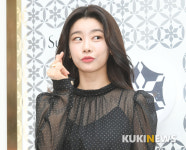 소진, 깜찍한 포즈로 하트 발사