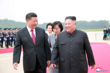 시진핑 주석 맞이하는 김정은 위원장