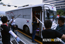 우리공화당, 세종문화회관 앞 재설치한 천막 자진철거