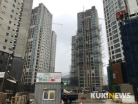 HUG 규제 피한 꼼수…과천 푸르지오 써밋 평당 4000만원 배짱 분양 [르포]
