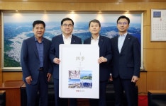BNK경남은행, 창원시에 향토문화지 기증