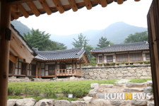 기와지붕 아래 한 손엔 합죽선…BTS 전북 완주 한옥마을서 ‘휴가’