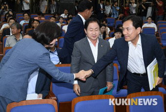 악수하는 나경원-김진태