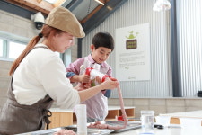 자연과의 교감… 가족여행객, 상하농원 체험프로그램에 몰린다