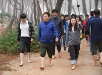 경북도, 천년숲 황토길 맨발걷기 열풍 후끈’