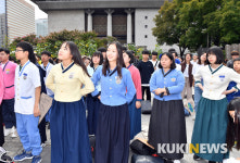 교복 입고 결석시위 참여한 민족사관고등학교 학생들