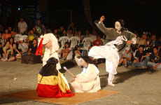 산청서 국가무형문화재 탈춤 ‘고성오광대’ 공연