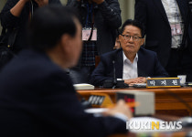 윤석열 총장 답변 경청하는 박지원 의원