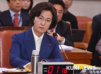 의원 질의 경청하는 추미애 후보자