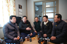 마을 주민들과 이야기 나누는 이낙연 총리