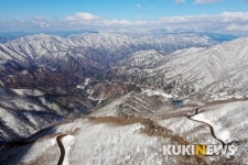 칼바람 부는 산 능선에는 들꽃대신 눈꽃 만개