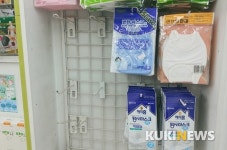 “손소독제 10개 13만원, 마스크 끼고 장 봐”…코로나가 바꾼 일상