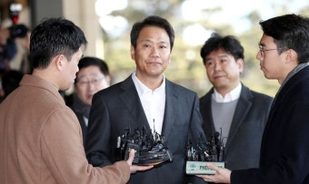 임종석 전 대통령 비서실장, 중소벤처기업진흥공단 이사장 임명 의혹 조사 중.