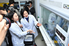 백신 개발 실헙실 둘러보는 박영선 장관