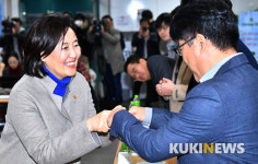 박영선 장관 악수 대신 주먹