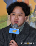 인사하는 영화 이장의 정승오 감독