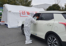진주시 보건소, 차 안에서 코로나 검사 선별진료소 운영